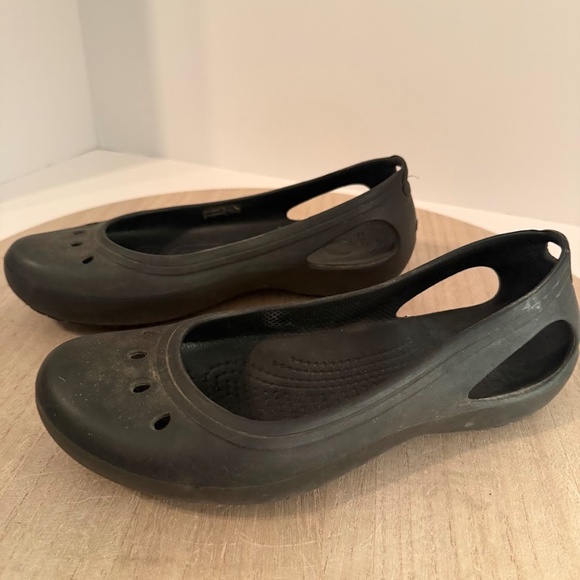 Crocs Women’s Black Kadee Flats Slip-On Shoes – Size W7 - Picture 2 of 8